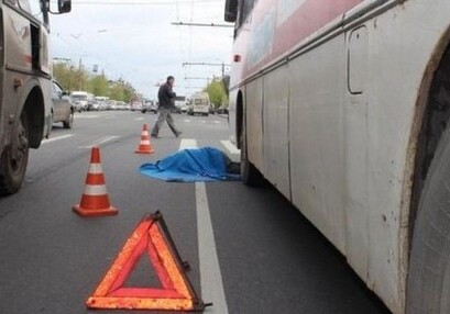 Мужчина погиб под колесами автобуса в Баку