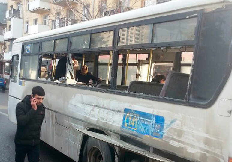 В Баку бетономешалка столкнулась с автобусом: есть пострадавшие