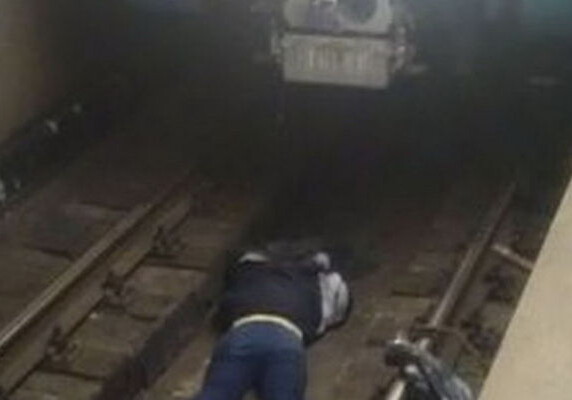 На станции метро «Гара Гараев» мужчина бросился под поезд