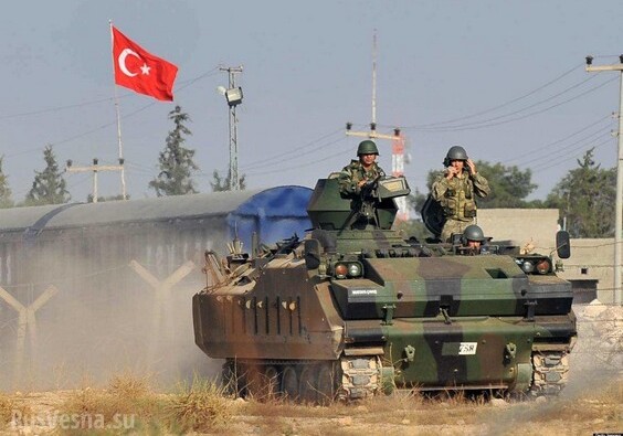 Турция направила колонну военной техники к границе с Сирией