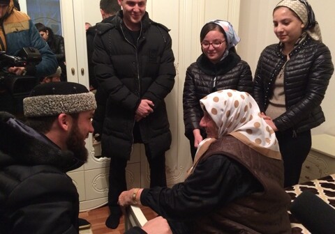 Кадыров подарил дом перевезенной из Азербайджана 104-летней женщине (Фото-Видео)
