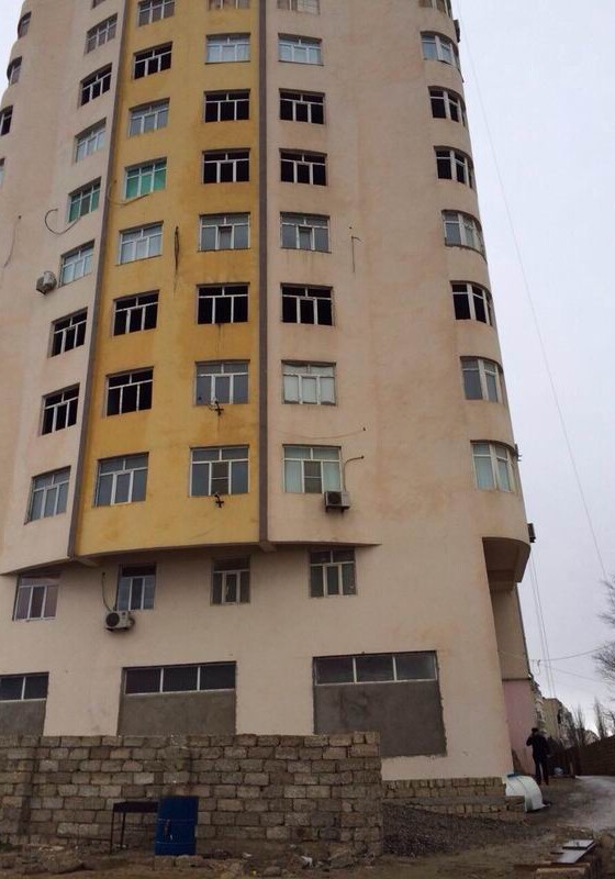 В Баку в многоэтажном доме на оползневом участке образовались трещины (Фото)