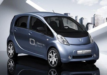 Peugeot к 2025 году полностью перейдет на электромобили и гибриды