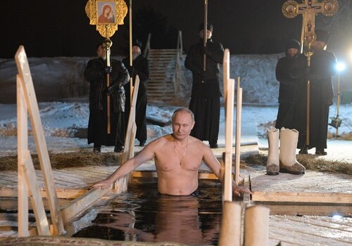 Путин окунулся в прорубь на озере Селигере (Видео)
