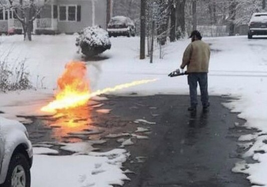 Американец очистил дорогу от снега огнеметом (Видео)