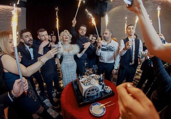 Бакинский телеведущий собрал всех звезд на черно-белый день рождения