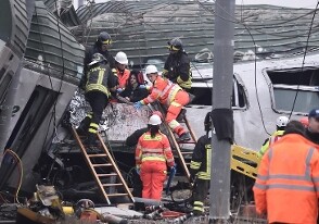 В Италии поезд сошел с рельсов: есть погибшие и раненые (Видео)