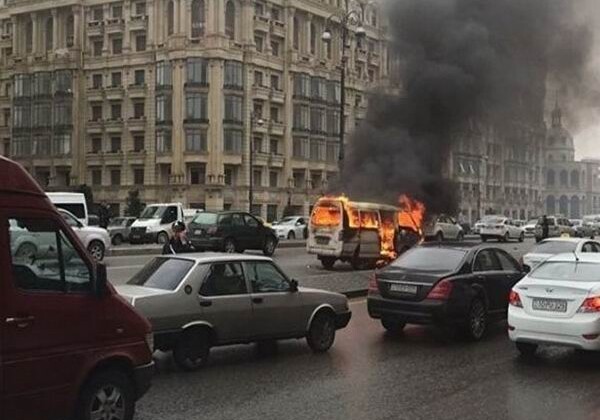 В центре Баку сгорел микроавтобус (Фото-Видео)