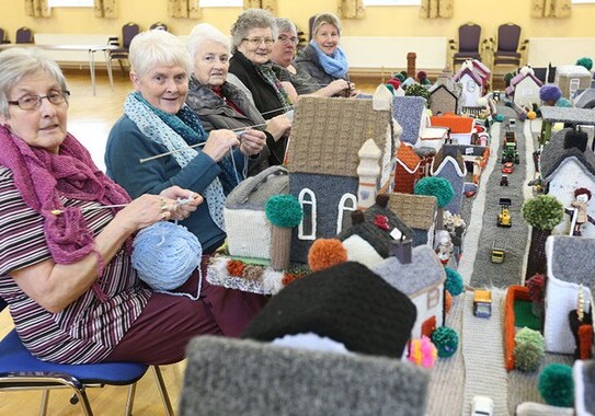 Ирландские пенсионерки связали модель своей деревни (Фото) 