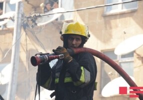 Пожар в жилом здании в Баку: 2 полицейских и 3 ребенка отравились (Обновлено)