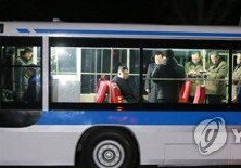 Ким Чен Ын с женой покатался по ночному Пхеньяну на троллейбусе