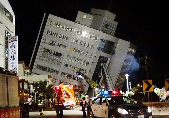 Число жертв землетрясения на Тайване увеличилось до четырех (Фото)
