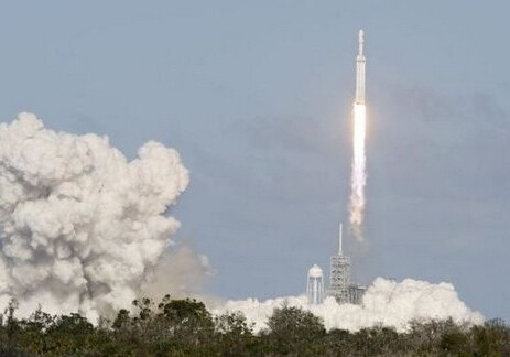 Ракета-носитель Falcon Heavy отправила в космос кабриолет Tesla (Видео)