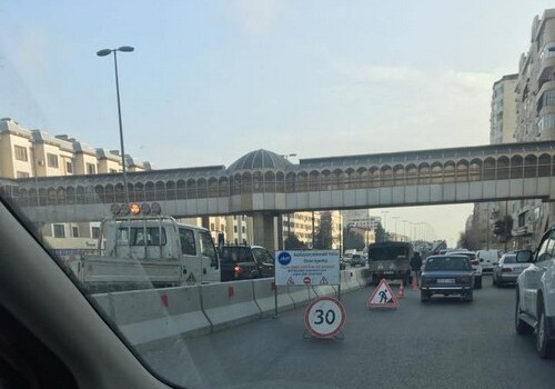 Перекрыт въезд на один из центральных мостов Баку (Фото)