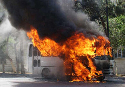 В Баку загорелся автобус