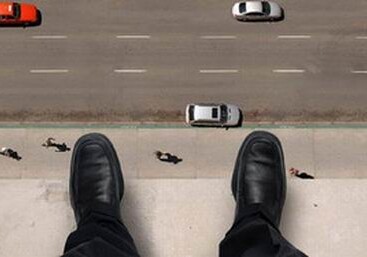В Баку молодой человек пытался броситься с подвесного моста