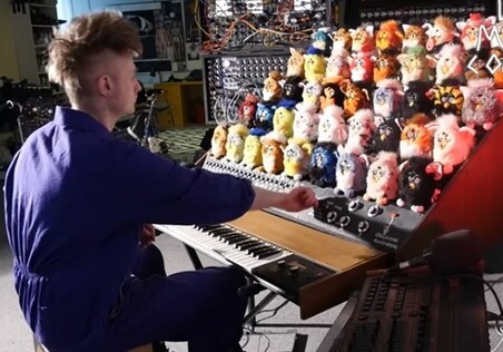 Блогер создал «орган» из говорящих игрушек Furby (Видео)