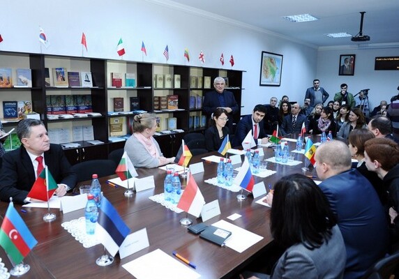 Участники VI Международной зимней школы мультикультурализма встретились с дипломатами (Фото)