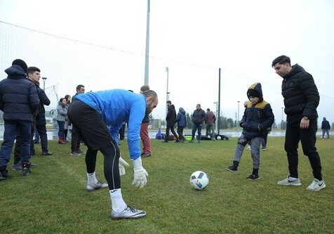 Игроки азербайджанского клуба встретились с детьми, больными аутизмом (Фото)