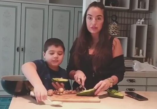 Лейла Алиева вместе с сыном готовит на кухне (Видео)