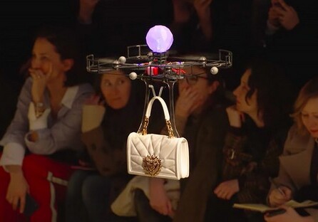 Dolce & Gabbana устроил показ своих аксессуаров с помощью дронов (Видео)