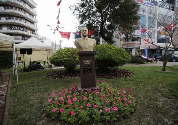 В Измире состоялось открытие бюста великого лидера Гейдара Алиева (Фото)