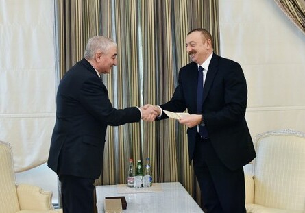 Ильхаму Алиеву вручено удостоверение кандидата в президенты (Обновлено)