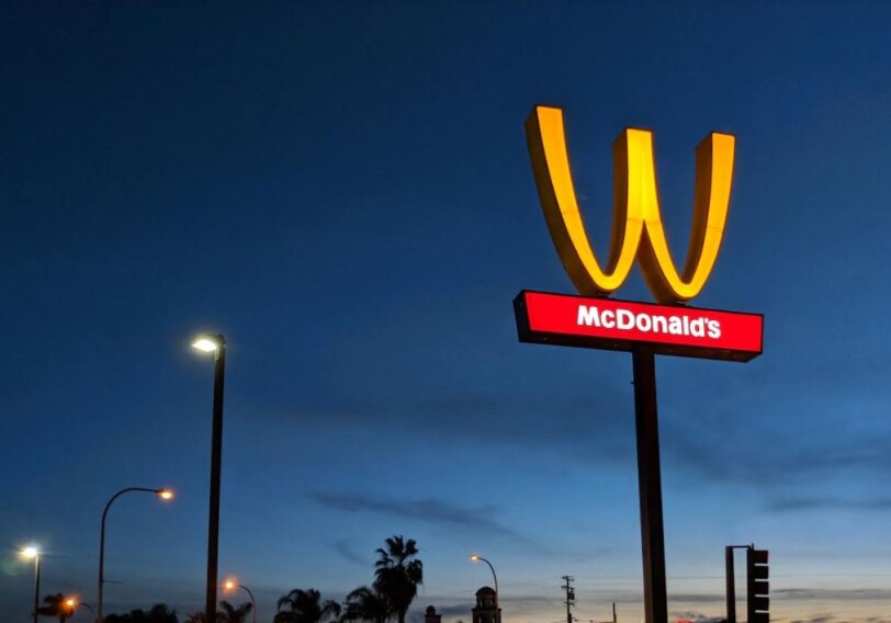 McDonald`s впервые в истории изменил логотип в честь 8 Марта