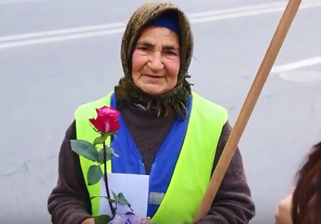 В Баку поздравили с 8 марта женщин, подметающих улицы (Фото–Видео)