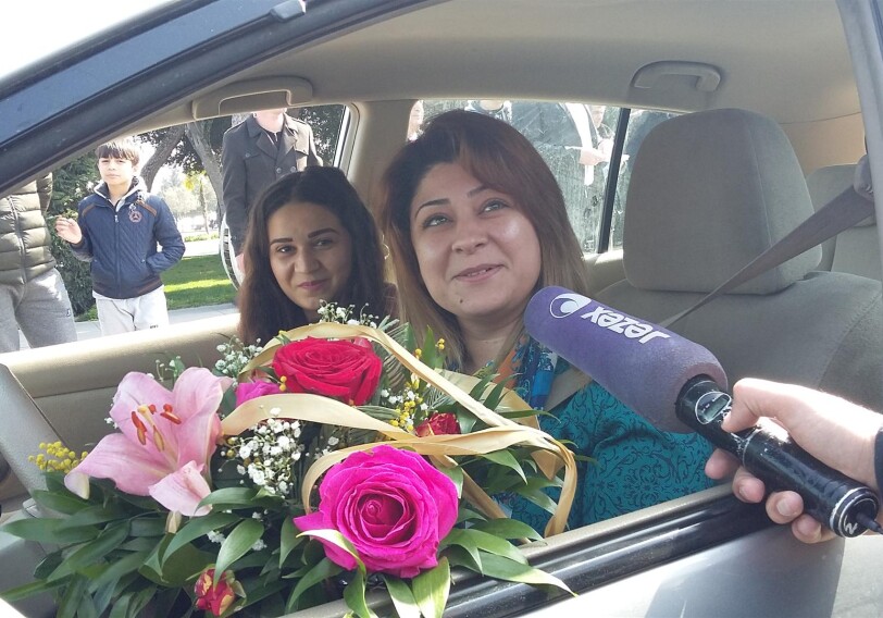 В Баку сотрудники Дорожной полиции поздравили женщин с 8 Марта (Фото)