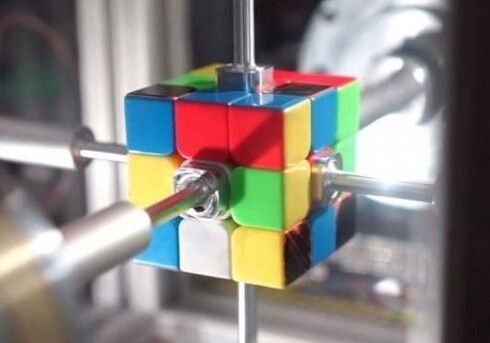 Робот обновил рекорд по сборке кубика Рубика (Видео)