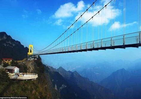 В Китае открыли мост из стекла на высоте 2 тыс. м над уровнем моря (Фото)