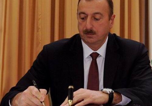 Президента Азербайджана поздравил народного писателя Анара