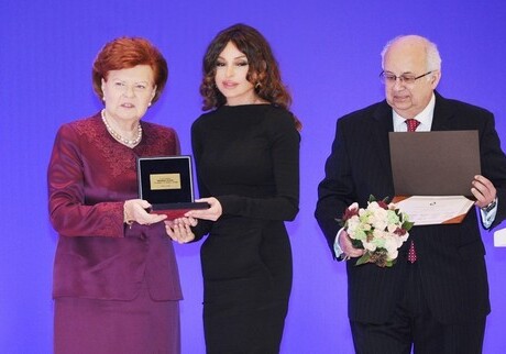 Мехрибан Алиевой вручена Международная премия Низами Гянджеви