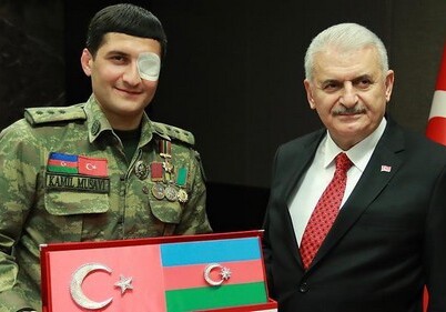 Премьер-министр Турции встретился с ветераном Карабахской войны (Фото)