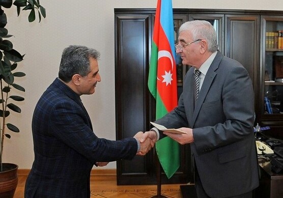 В Азербайджане еще трем кандидатам в президенты вручены удостоверения (Фото)