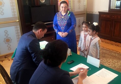 Граждане Туркменистана голосуют на избирательном участке в Баку (Фото)