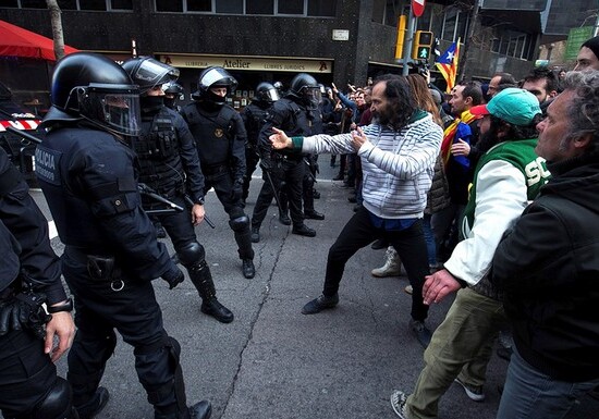 В ходе массовых протестов в Барселоне пострадало более 100 человек