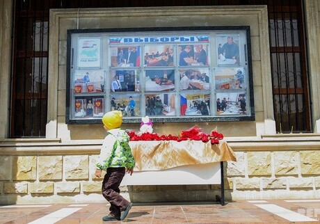 Бакинцы несут к посольству России цветы и игрушки в память о жертвах пожара в Кемерово (Фото)