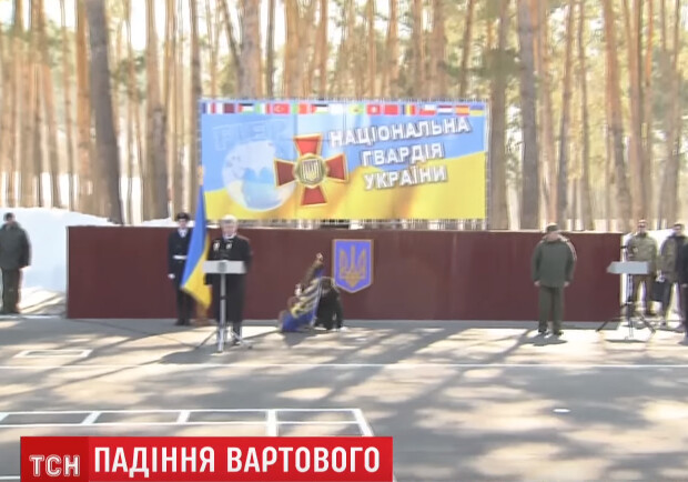Украинский солдат упал в обморок во время выступления Порошенко (Видео)