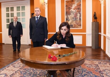 Мехрибан Алиева оставила запись в траурной книге, открытой в посольстве РФ (Фото)