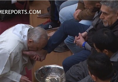Папа Римский омыл и поцеловал ноги заключенным (Видео)