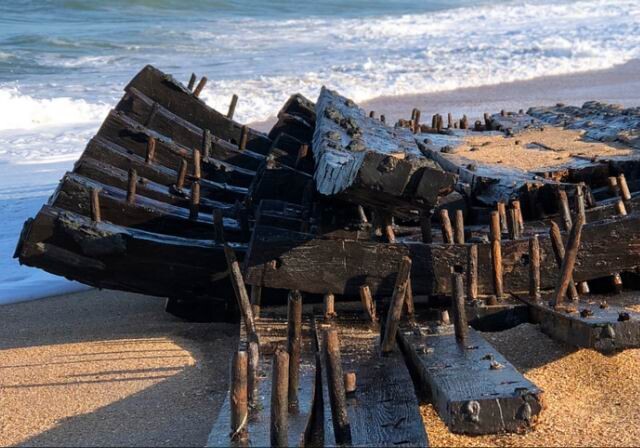 Путешествие во времени: на берег Флориды выбросило обломки корабля XVIII века (Фото)