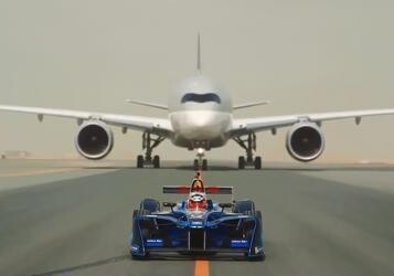 Болид Формулы-Е устроил гонку против двух самолетов (Фото-Видео)