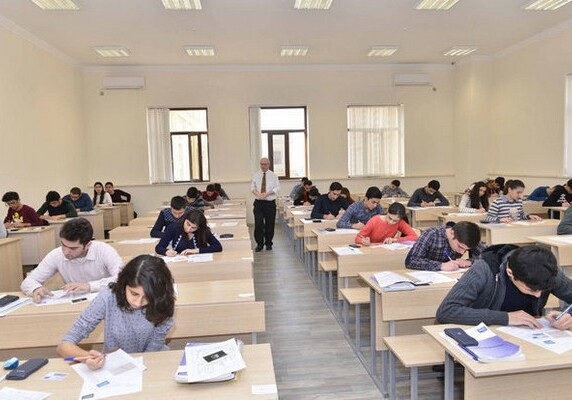 В Азербайджане проводится первый испытательный экзамен в вузы
