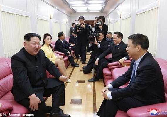 Розовые сиденья, «Хеннесси» и омары: как выглядит секретный поезд Ким Чен Ына (Фото)