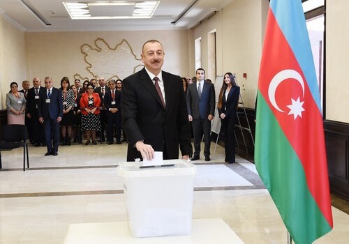 Президент Азербайджана проголосовал на выборах (Фото)
