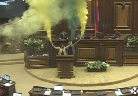 Армянские депутаты в парламенте выступили против Саргсяна (Видео)