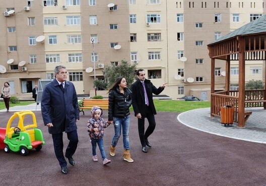 Лейла Алиева приняла участие в церемонии сдачи очередного двора, благоустроенного в рамках проекта «Наш двор» (Фото)