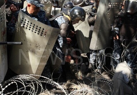 В Ереване произошло столкновение между полицейскими и демонстрантами (Фото)